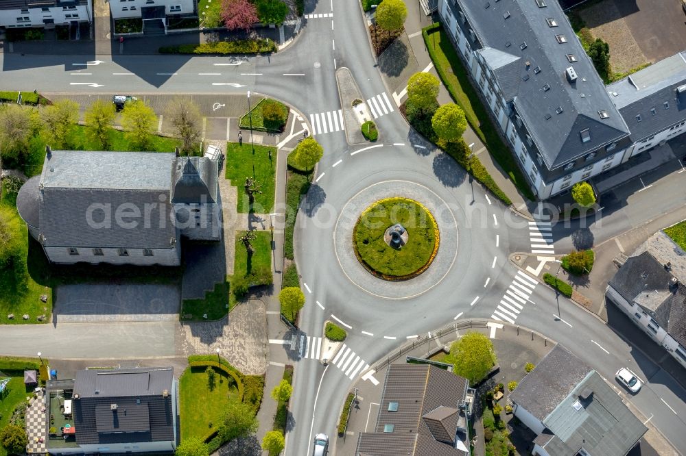 Aerial photograph Brilon - Traffic management of the roundabout road on Lindenweg - Steinweg in Brilon in the state North Rhine-Westphalia, Germany