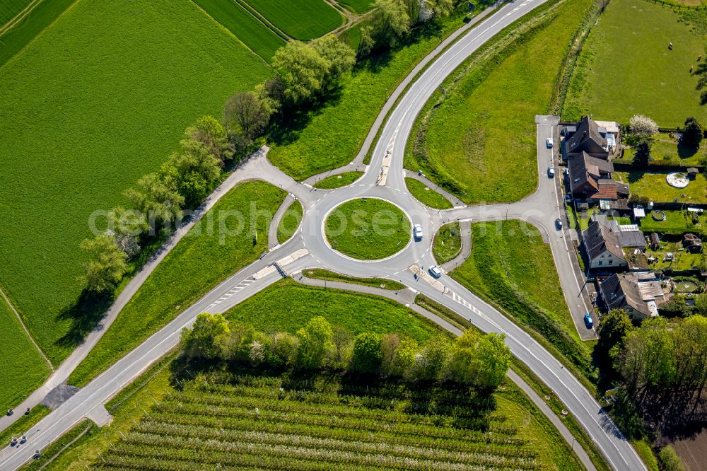 Aerial photograph Bergkamen - Traffic management of the roundabout road on Luenener Strasse in Bergkamen in the state North Rhine-Westphalia, Germany