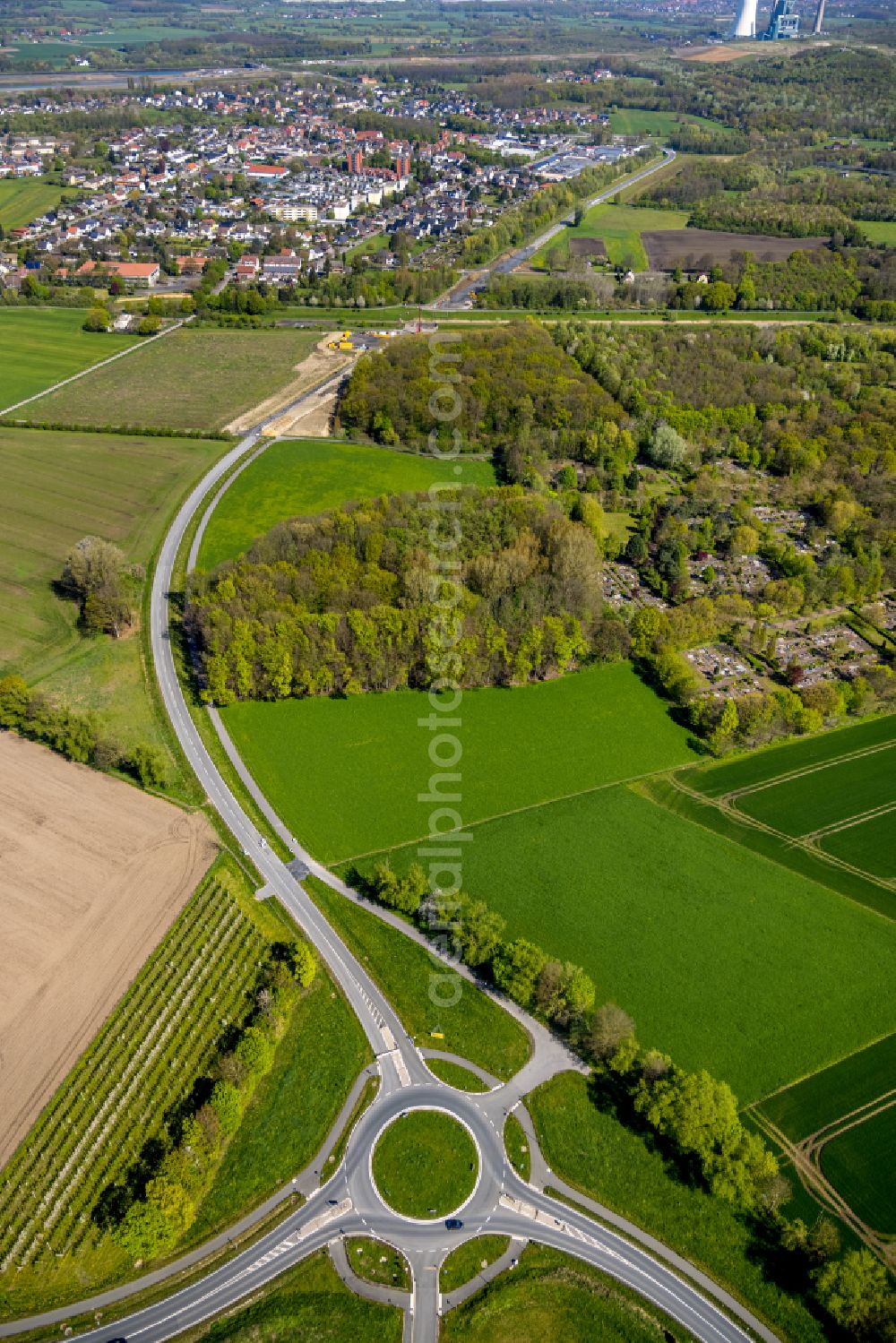 Bergkamen from above - Traffic management of the roundabout road on Luenener Strasse in Bergkamen in the state North Rhine-Westphalia, Germany