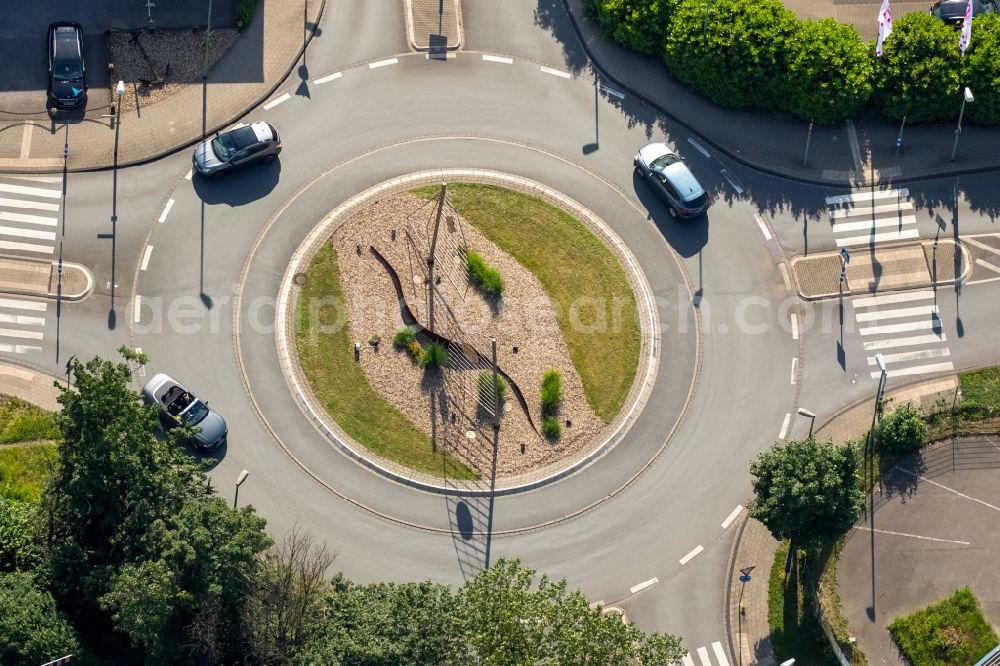 Aerial photograph Duisburg - Traffic management of the roundabout road der Max-Peters-street and Auf der Hoehe in Duisburg in the state North Rhine-Westphalia