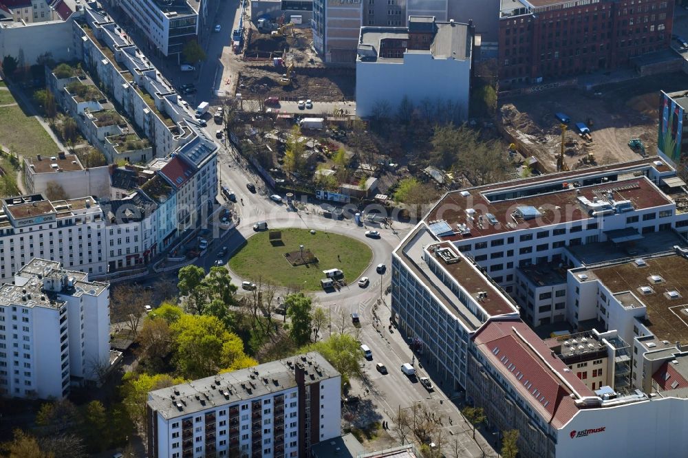 Aerial image Berlin - Traffic management of the roundabout road on Moritzplatz in the district Kreuzberg in Berlin, Germany