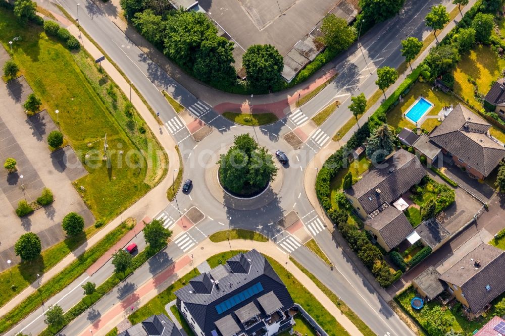 Soest from above - Traffic management of the roundabout road on Paradieser Weg - Ardeyweg - Senator-Schwartz-Ring in Soest in the state North Rhine-Westphalia, Germany