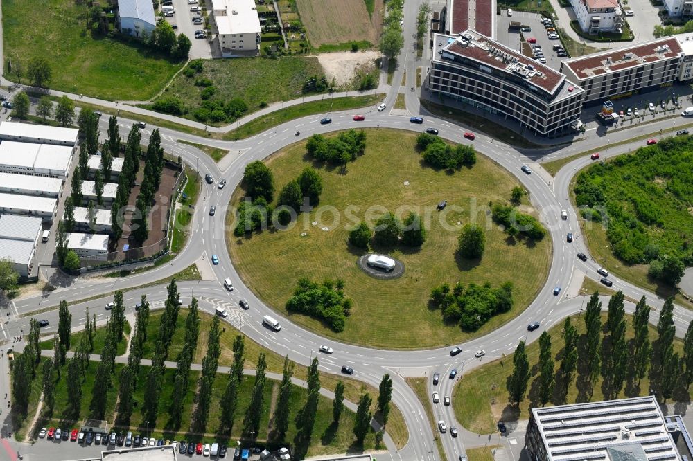 Ingolstadt from the bird's eye view: Traffic management of the roundabout road of Richard-Wagner-Strasse - Bei of Hollerstaude - Levelingstrasse - Friedrichshofener Strasse in Ingolstadt in the state Bavaria, Germany