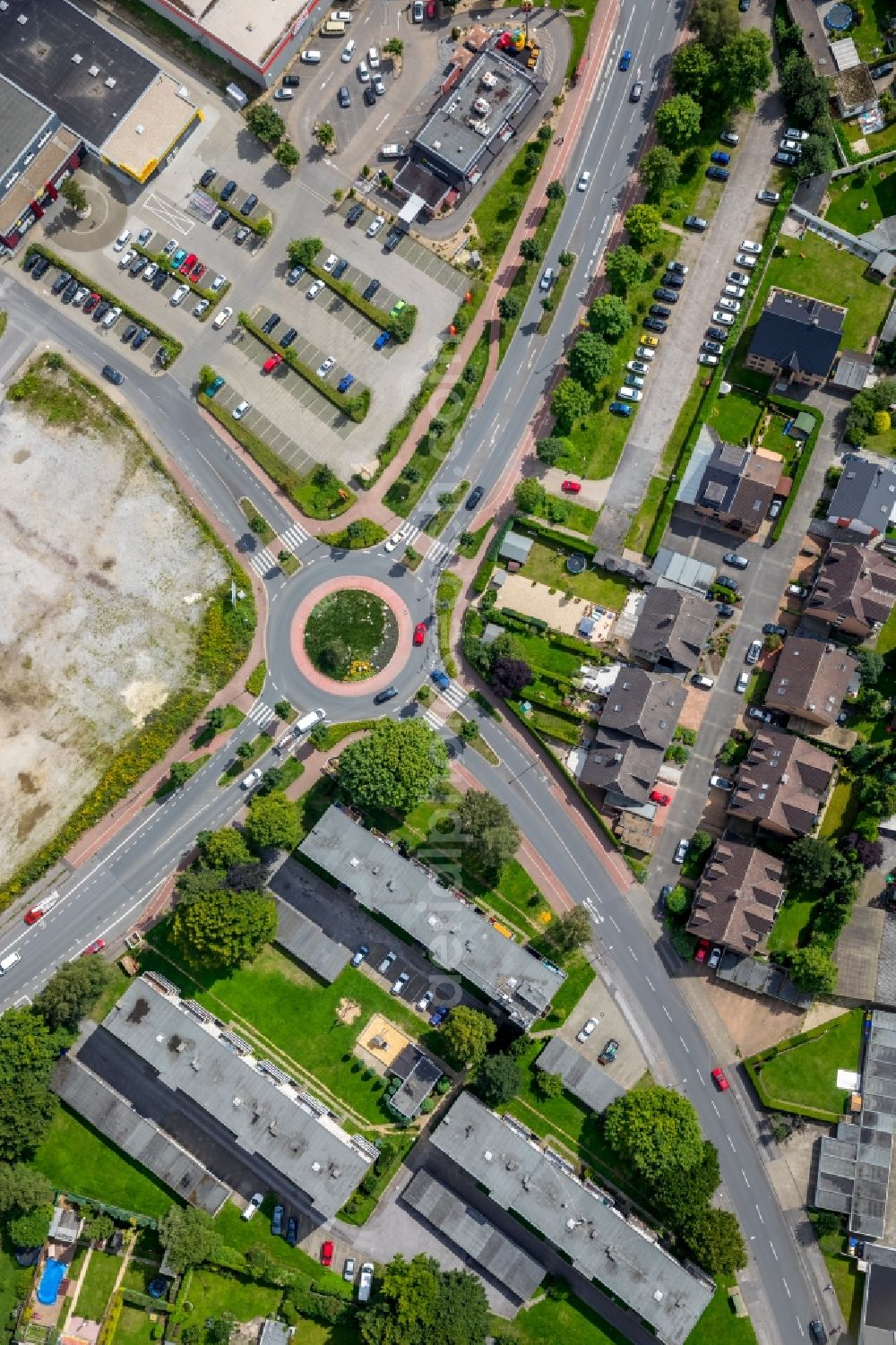 Aerial photograph Gladbeck - Traffic management of the roundabout road on Rockwool Strasse - Kampstrasse in Gladbeck in the state North Rhine-Westphalia, Germany