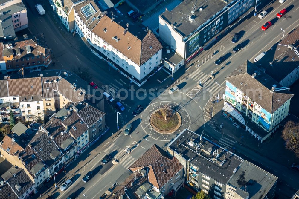 Mülheim an der Ruhr from above - Traffic management of the roundabout road Sandstrasse - Heissener Strasse - Eppinghofer Strasse in Muelheim on the Ruhr in the state North Rhine-Westphalia