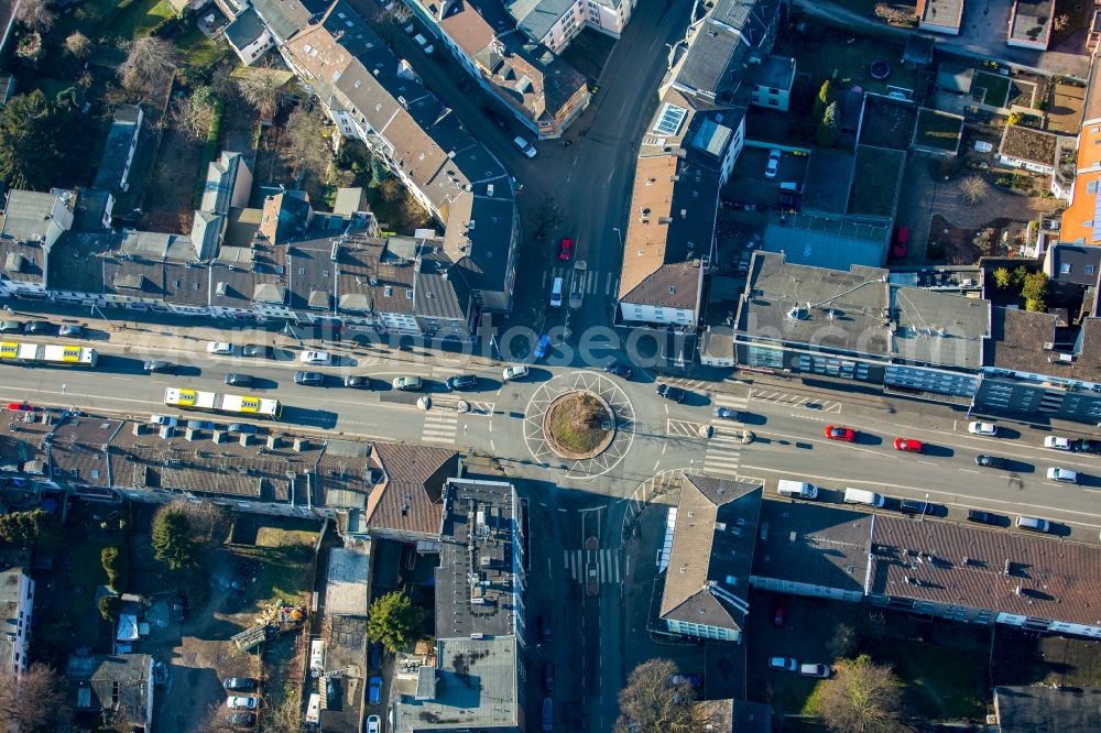 Mülheim an der Ruhr from the bird's eye view: Traffic management of the roundabout road Sandstrasse - Heissener Strasse - Eppinghofer Strasse in Muelheim on the Ruhr in the state North Rhine-Westphalia