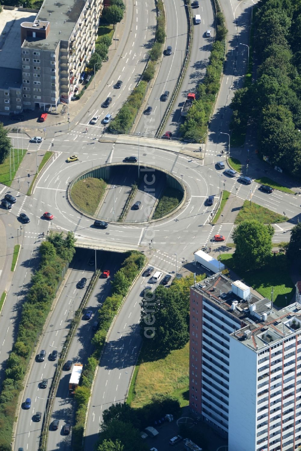 Aerial photograph Kiel - Traffic management of the roundabout road Schnellstrasse B76 Ecke Hamburger Chaussee in Kiel in the state Schleswig-Holstein