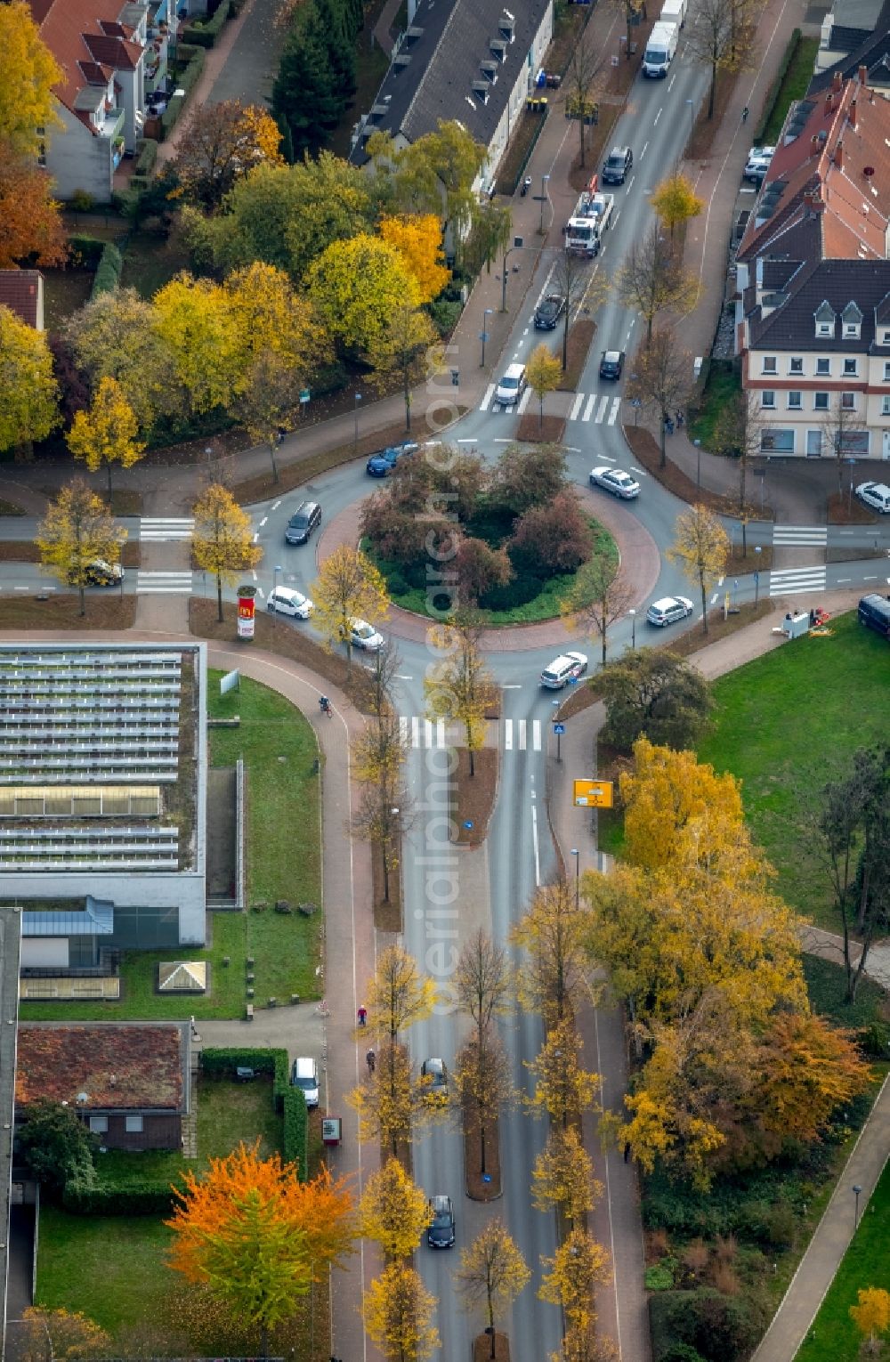 Aerial photograph Gladbeck - Traffic management of the roundabout road of Schuetzenstrasse - In of Dorfheide - Wilhelmstrasse in Gladbeck in the state North Rhine-Westphalia, Germany