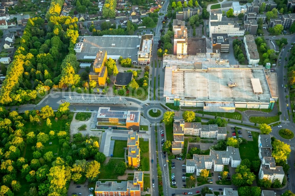 Aerial photograph Bergkamen - Traffic management of the roundabout road Schulstrasse and Gedaechtnisstrasse in the district Weddinghofen in Bergkamen in the state North Rhine-Westphalia, Germany