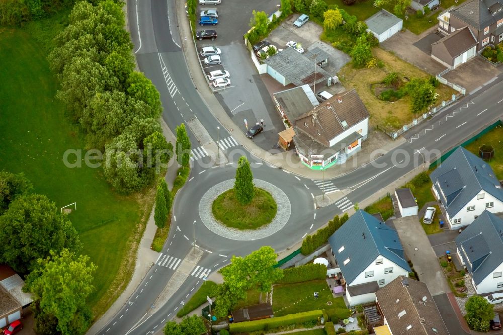 Bergkamen from above - Traffic management of the roundabout road Schulstrasse and Gedaechtnisstrasse in the district Weddinghofen in Bergkamen in the state North Rhine-Westphalia, Germany