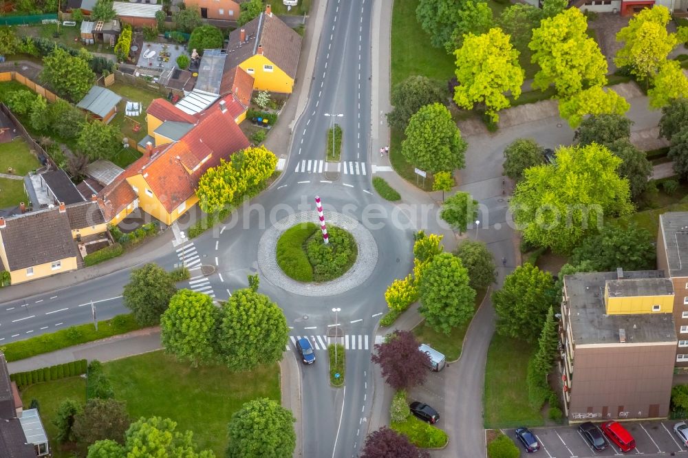 Aerial photograph Bergkamen - Traffic control of the traffic of a circle and street course of the Toeddinghauser street and Hubert - Biernat - street in Bergkamen in the federal state North Rhine-Westphalia