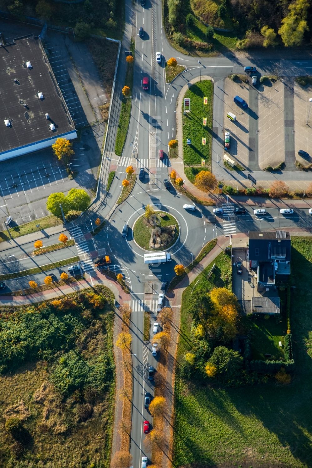 Aerial photograph Hamm - Traffic management of the roundabout road Warendorfer Strasse - Sachsenring in Hamm in the state North Rhine-Westphalia