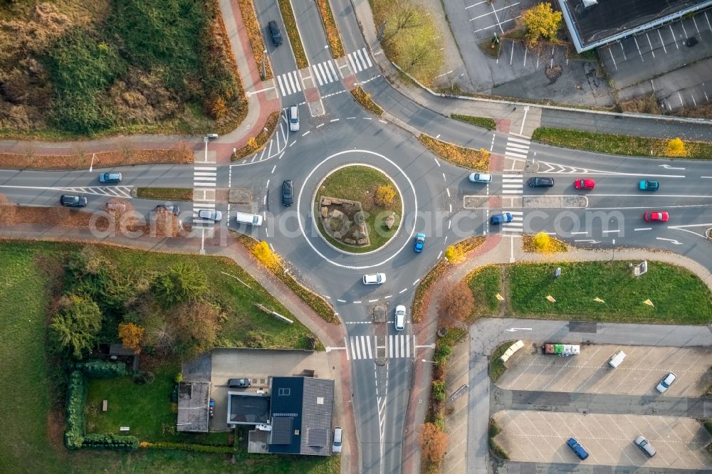 Hamm from the bird's eye view: Traffic management of the roundabout road with autumn foliage Warendorfer Strasse - Sachsenring - Muensterstrasse in Hamm in the state North Rhine-Westphalia