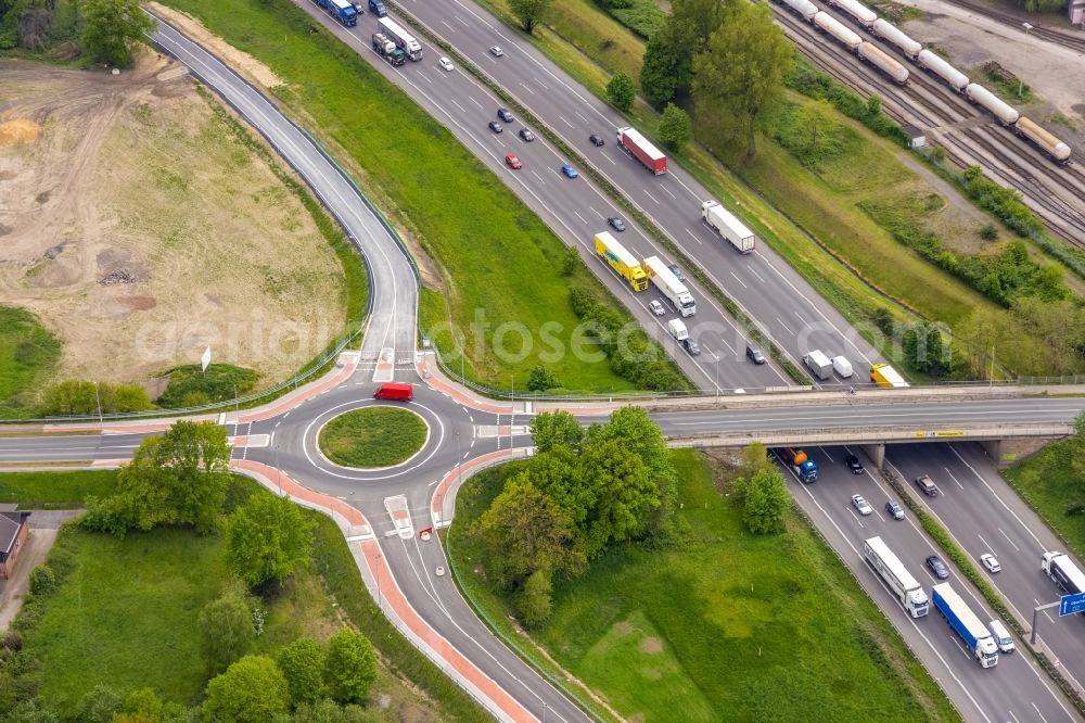 Aerial image Oberhausen - Traffic management of the roundabout road of Weissensteinstrasse in the district Weierheide in Oberhausen at Ruhrgebiet in the state North Rhine-Westphalia, Germany