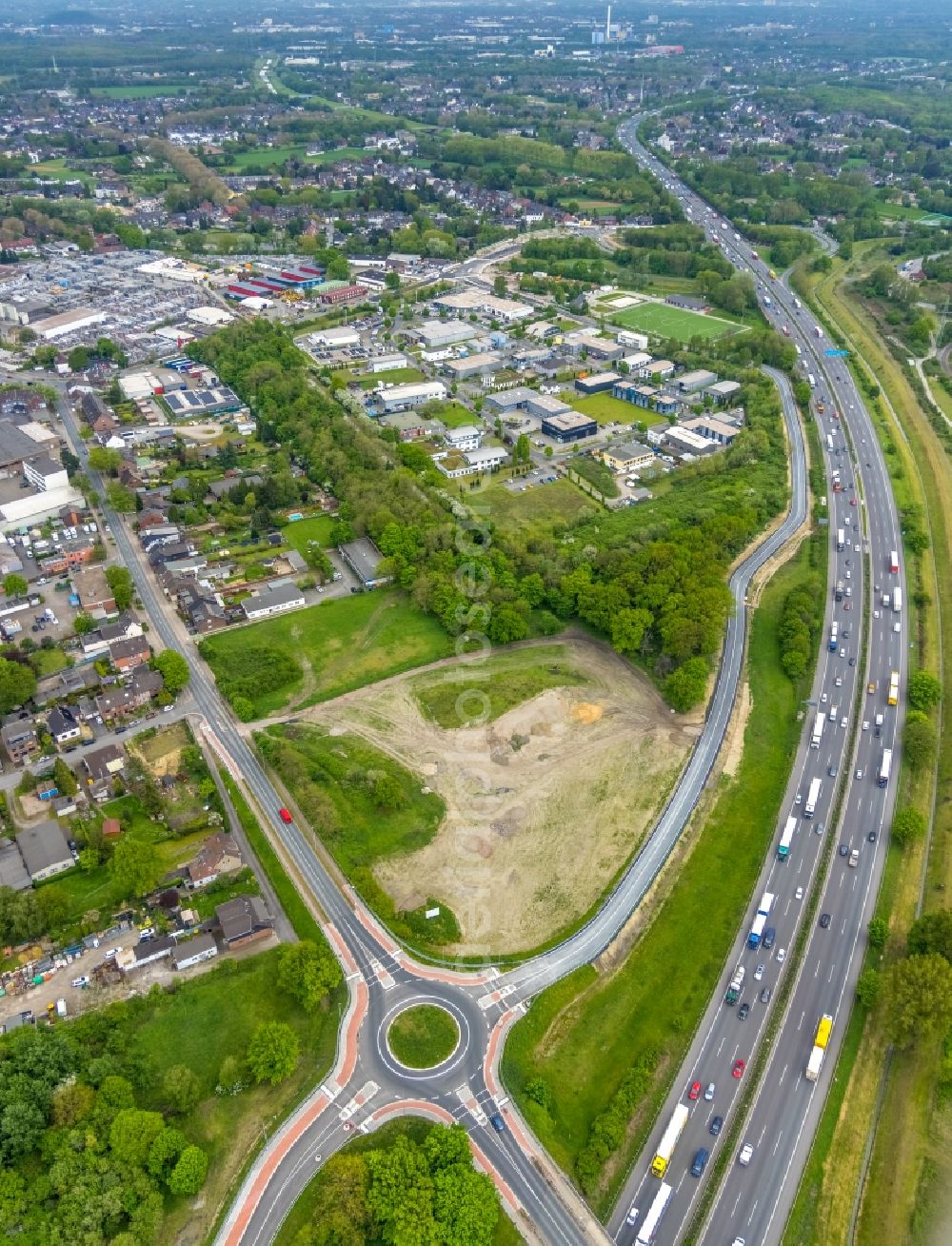 Aerial photograph Oberhausen - Traffic management of the roundabout road of Weissensteinstrasse in the district Weierheide in Oberhausen at Ruhrgebiet in the state North Rhine-Westphalia, Germany