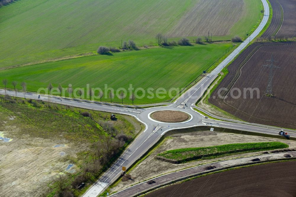 Edderitz from the bird's eye view: Traffic routing of the roundabout and course of the road between Pfaffendorf and Edderitz in the state Saxony-Anhalt, Germany