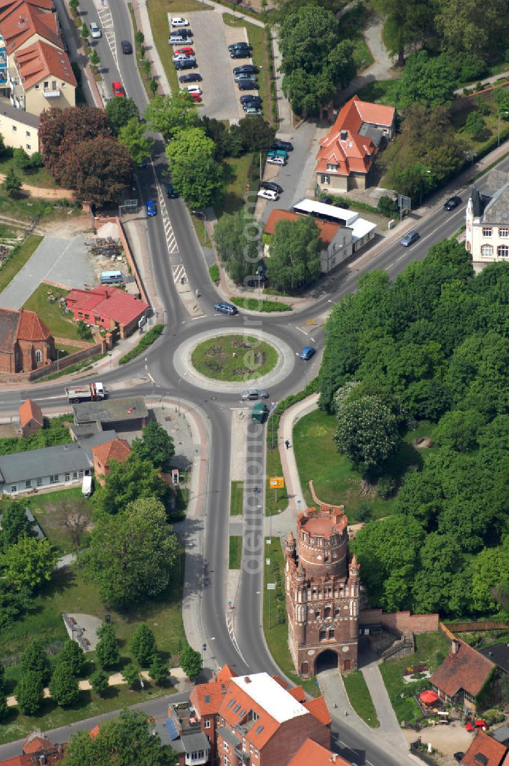 Stendal from the bird's eye view: Roundabout at the sight Uenglinger Tor in Stendal in Saxony-Anhalt. The Gate was built in 1440