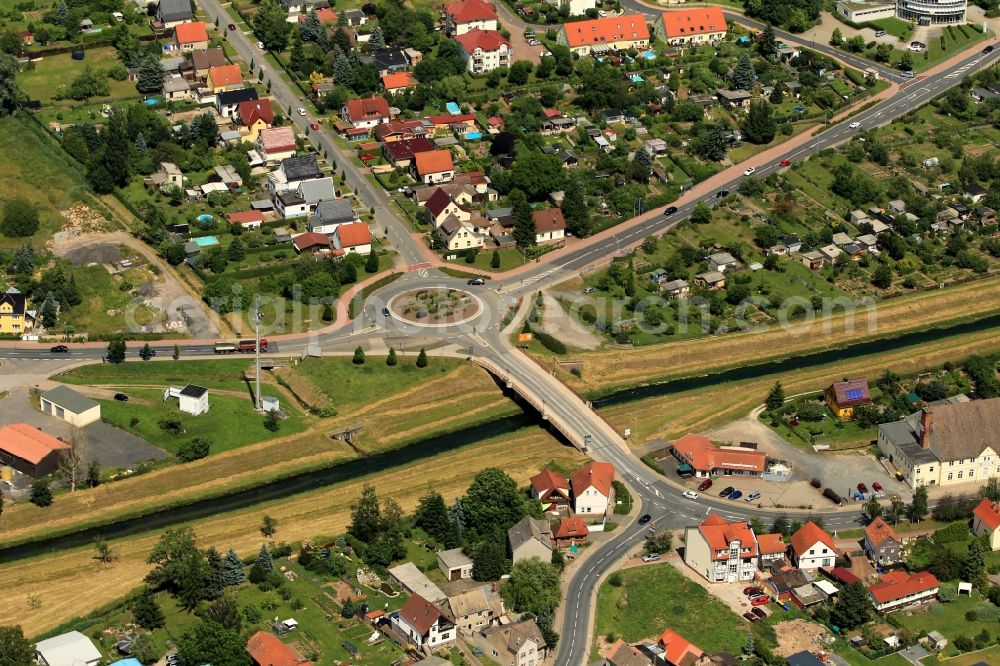 Aerial photograph Sondershausen - North of the road bridge over the river Wipper in Sondershausen in Thuringia there is a roundabout. Here cross the road Nordhausen, the Hamma valley road and Hospital road. At the right edge of the music club clubhouse Stocksen be seen