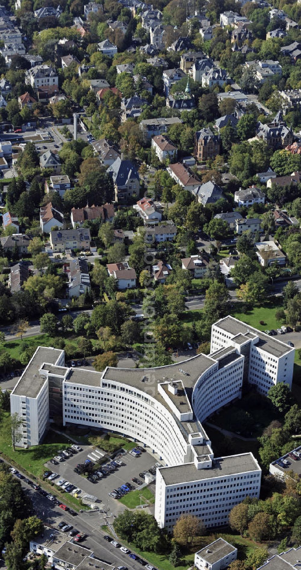 Wiesbaden from the bird's eye view: Blick auf das Kreiswehrersatzamt Wiesbaden. View of the army recruiting office in Wiesbaden.