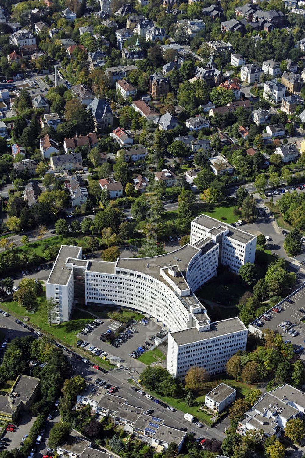 Aerial image Wiesbaden - Blick auf das Kreiswehrersatzamt Wiesbaden. View of the army recruiting office in Wiesbaden.