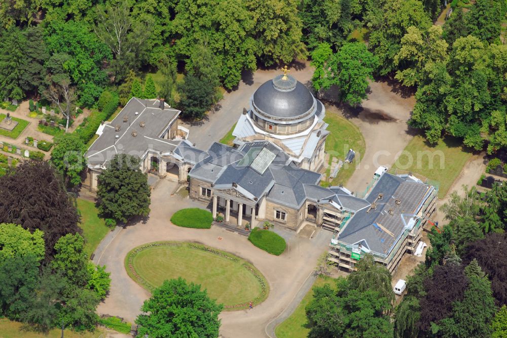 Dresden from the bird's eye view: Crematory and funeral hall for burial in the grounds of the cemetery Johannisfriedhof in the district Tolkewitz in Dresden in the state Saxony, Germany