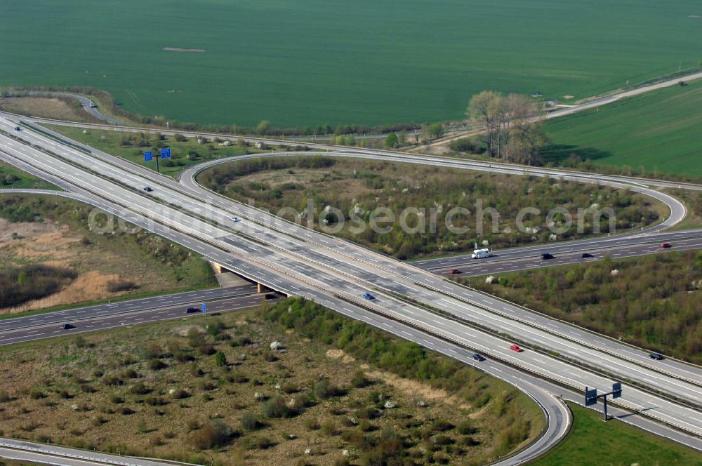 Aerial photograph Magdeburg - Blick auf das Autobahnkreuz / Kreuz Magdeburg mit seiner 85 m langen Brücke. Hier treffen sich die Autobahn A14 und A2.