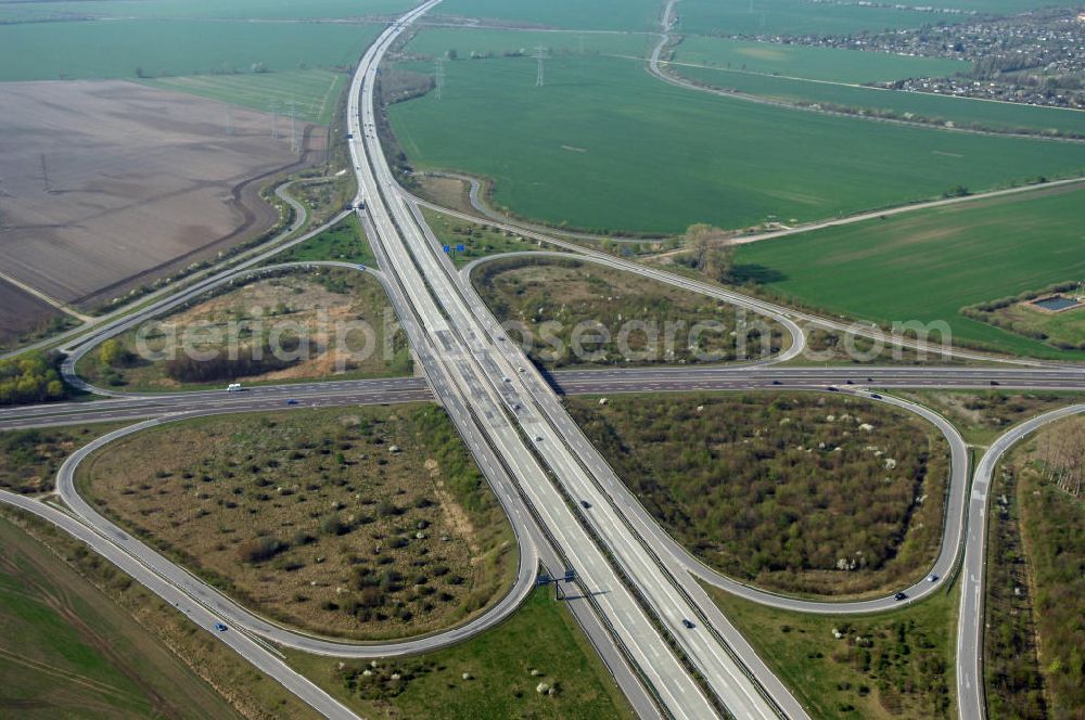 Magdeburg from the bird's eye view: Blick auf das Autobahnkreuz / Kreuz Magdeburg mit seiner 85 m langen Brücke. Hier treffen sich die Autobahn A14 und A2.