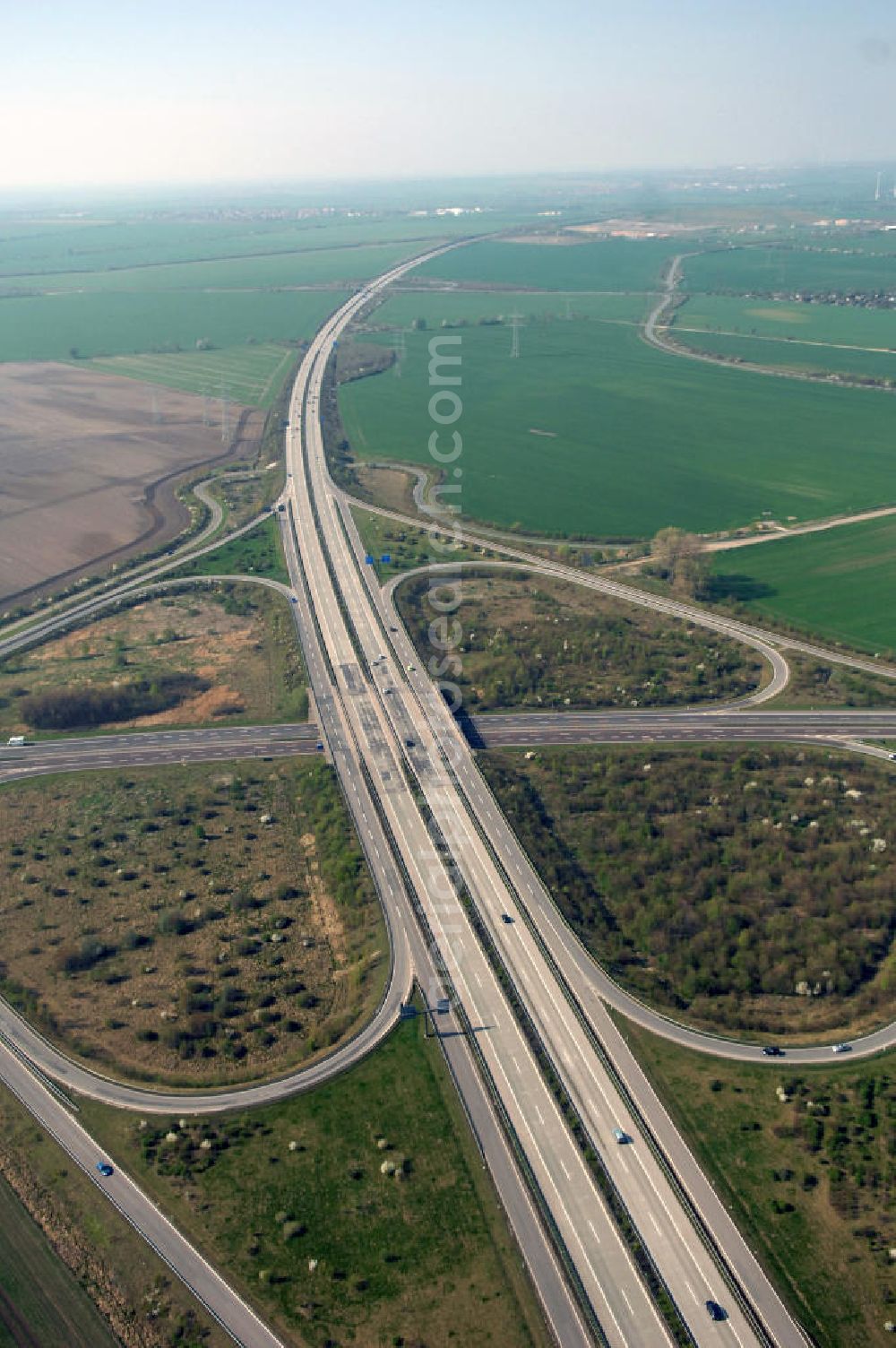 Aerial image Magdeburg - Blick auf das Autobahnkreuz / Kreuz Magdeburg mit seiner 85 m langen Brücke. Hier treffen sich die Autobahn A14 und A2.