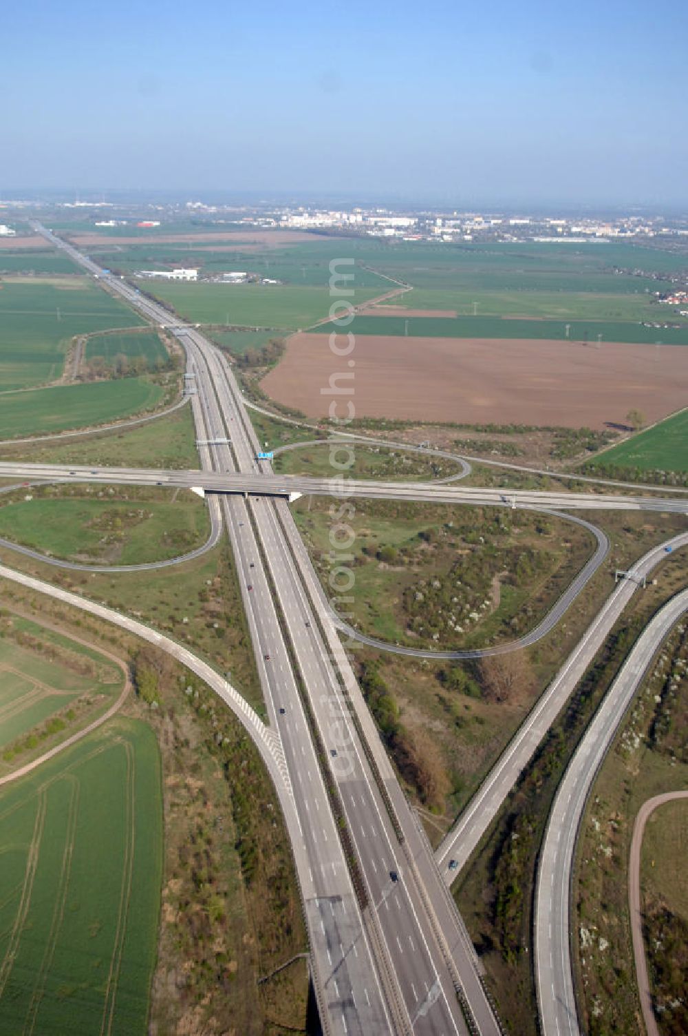 Aerial photograph Magdeburg - Blick auf das Autobahnkreuz / Kreuz Magdeburg mit seiner 85 m langen Brücke. Hier treffen sich die Autobahn A14 und A2.