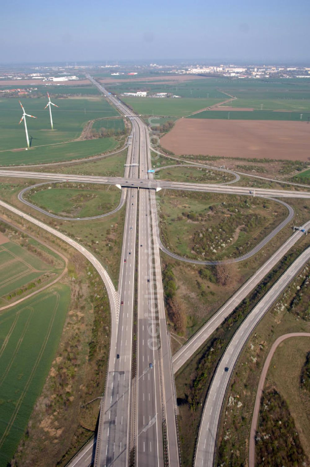 Magdeburg from the bird's eye view: Blick auf das Autobahnkreuz / Kreuz Magdeburg mit seiner 85 m langen Brücke. Hier treffen sich die Autobahn A14 und A2.