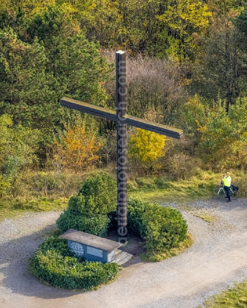 Bottrop from the bird's eye view: Cross structure as a symbol of Christian faith and religion Halde Haniel Kreuz in Bottrop at Ruhrgebiet in the state North Rhine-Westphalia, Germany