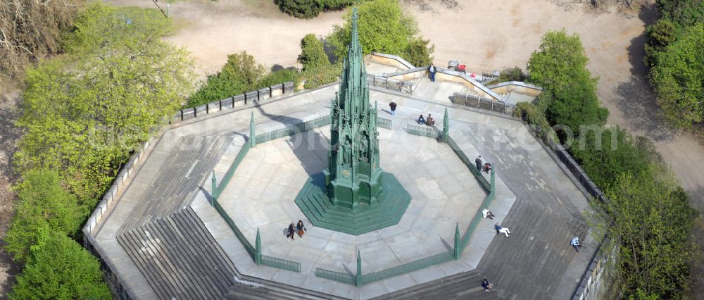 Berlin from above - Blick auf das Blick auf das Denkmal für die Befreiungskriege von 1817- 1821. Das von Karl Friedrich Schinkel entworfene Denkmal steht im Viktoriapark in Berlin- Kreuzberg. View of the views of the monument to the Wars of Liberation 1817-1821. Designed by Karl Friedrich Schinkel monument in Victoria Park in Berlin-Kreuzberg.