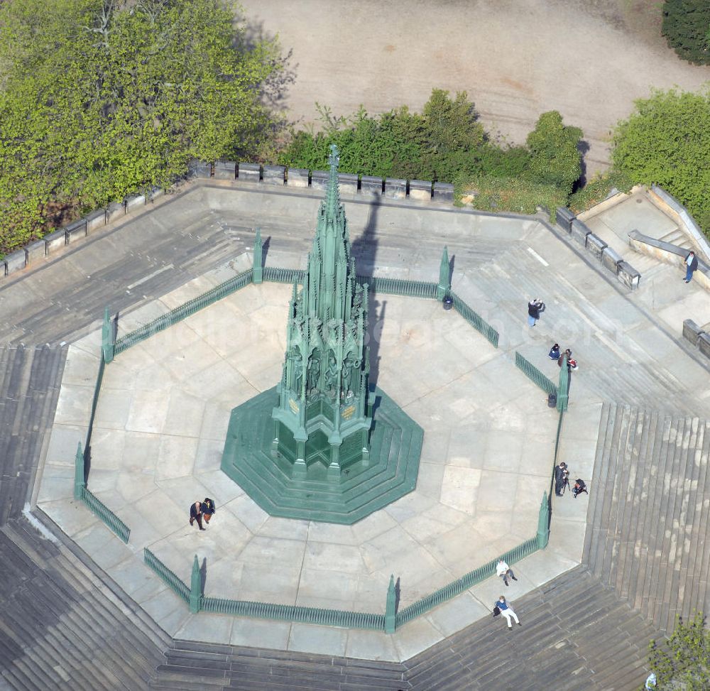 Aerial image Berlin - Blick auf das Blick auf das Denkmal für die Befreiungskriege von 1817- 1821. Das von Karl Friedrich Schinkel entworfene Denkmal steht im Viktoriapark in Berlin- Kreuzberg. View of the views of the monument to the Wars of Liberation 1817-1821. Designed by Karl Friedrich Schinkel monument in Victoria Park in Berlin-Kreuzberg.