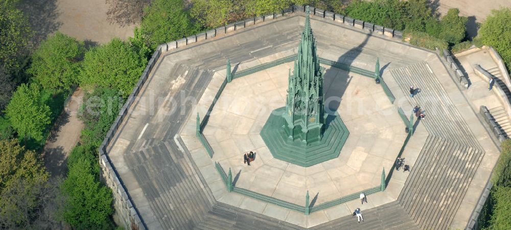 Berlin from above - Blick auf das Blick auf das Denkmal für die Befreiungskriege von 1817- 1821. Das von Karl Friedrich Schinkel entworfene Denkmal steht im Viktoriapark in Berlin- Kreuzberg. View of the views of the monument to the Wars of Liberation 1817-1821. Designed by Karl Friedrich Schinkel monument in Victoria Park in Berlin-Kreuzberg.