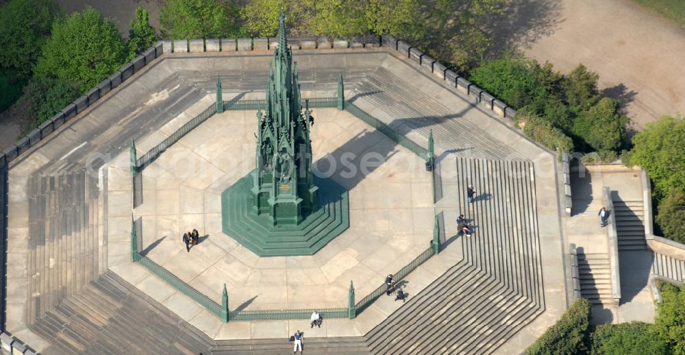 Aerial image Berlin - Blick auf das Blick auf das Denkmal für die Befreiungskriege von 1817- 1821. Das von Karl Friedrich Schinkel entworfene Denkmal steht im Viktoriapark in Berlin- Kreuzberg. View of the views of the monument to the Wars of Liberation 1817-1821. Designed by Karl Friedrich Schinkel monument in Victoria Park in Berlin-Kreuzberg.