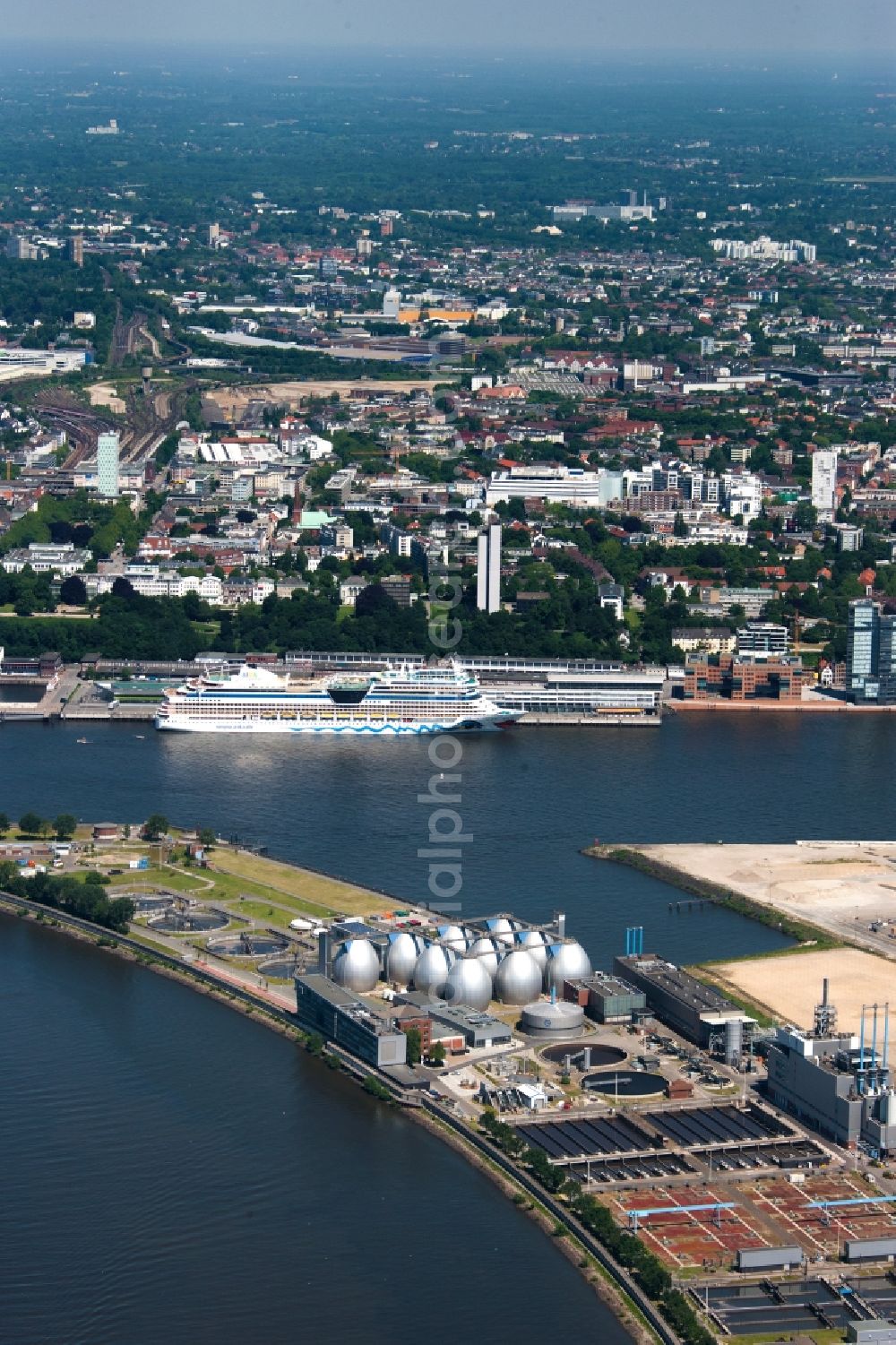 Aerial photograph Hamburg - The cruiser ship AIDAstella on the bank of the Elbe in the amount of the Große Elbstrasse in opposite of the Kohlenschiffhafen. The ship sails for AIDA Cruises