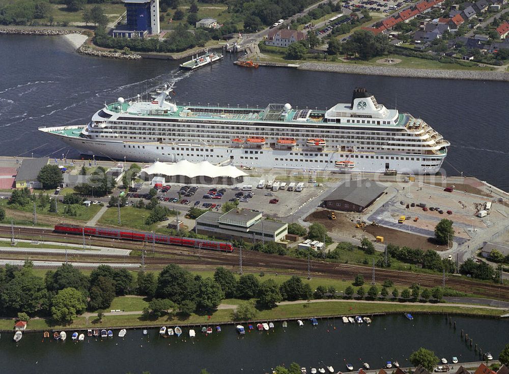 Rostock - Warnemünde from above - Blick auf das Kreuzfahrtschiff Crystal Symphony. Das auf den Bahamas registrierte Kreuzfahrschiff besitzt eine Kapazität von 940 Passagieren. Es ist 238 m lang und 30 m breit.