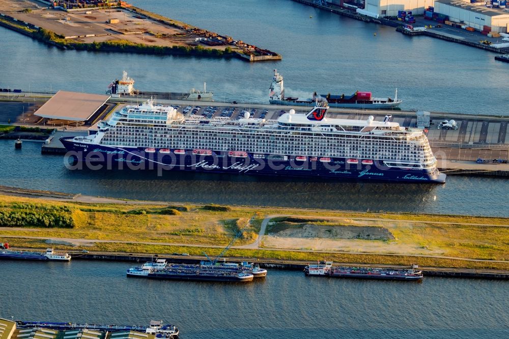 Aerial photograph Hamburg - Cruise and passenger ship in Hafen on Cruise Center Steinwerder on Kronprinz Kai on Buchheisterstrasse in the district Steinwerder in Hamburg, Germany