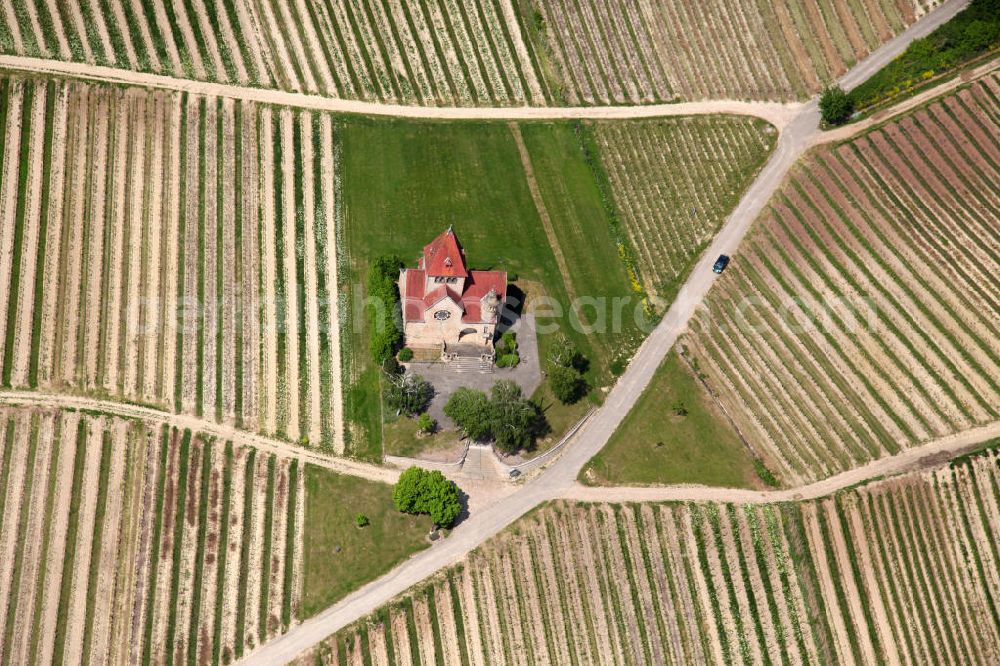 Aerial image Gau-Weinheim - Blick auf die Kreuzkapelle Wißberg bei Gau-Weinheim im Landkreis Alzey-Worms in Rheinland-Pfalz. Die Heiligkreuzkapelle wurde 1910 eingeweiht. View to the Chapel Wißberg close to Gau-Weinheim in the administrative district Alzey-Worms of Rhineland-Palatinate.