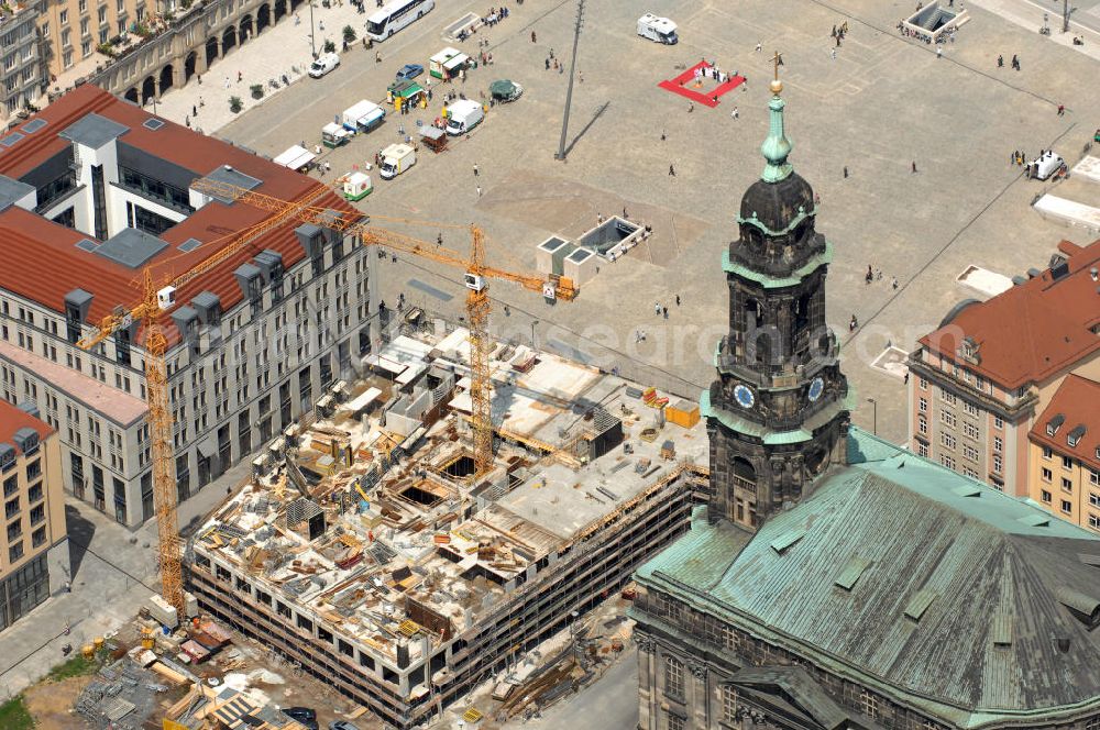 Dresden from the bird's eye view: Blick auf die Dresdener Kreuzkirche. Die Kreuzkirche am Altmarkt in Dresden ist als evangelische Hauptkirche der Stadt neben dem Dom in Meißen gleichzeitig die Predigtkirche des Landesbischofs der Evangelisch-Lutherischen Landeskirche Sachsens. Mit mehr als 3000 Sitzplätzen ist die Kreuzkirche der größte Kirchenbau in Sachsen. Gegenüber der Kreuzkirche ist die Baustelle des neuen Hotels Am Altmarkt, das im Juni 2010 fertiggestellt werden soll. Damit wird eine Bombenlücke aus dem 2. Weltkrieg geschlossen. Die Freifläche vor der Kreuzkirche wurde von der Berliner Unternehmensgruppe Prajs & Drimmer erworben, deren Tochterfirma, die Dresdner Gewerbehaus GmbH, das Hotel errichten lässt. Verantwortlich für den Bau ist die Firma Heitkamp Ingenieur- und Kraftwerksbau GmbH. Kontakt Prajs und Drimmer Unternehmensbeteiligungs GmbH: Rankestr. 3, 10789 Berlin, Tel. +49(0)8859450; Kontakt Dresdner Gewerbehaus GmbH, Friedrichstr. 30, 10969 Berlin; Kontakt Heitkamp Ingenieur- und Kraftwerksbau GmbH: Langenkampstr. 36, 44652 Herne, Tel. +49(0)2325 5700, Fax +49 (0)2325 572874