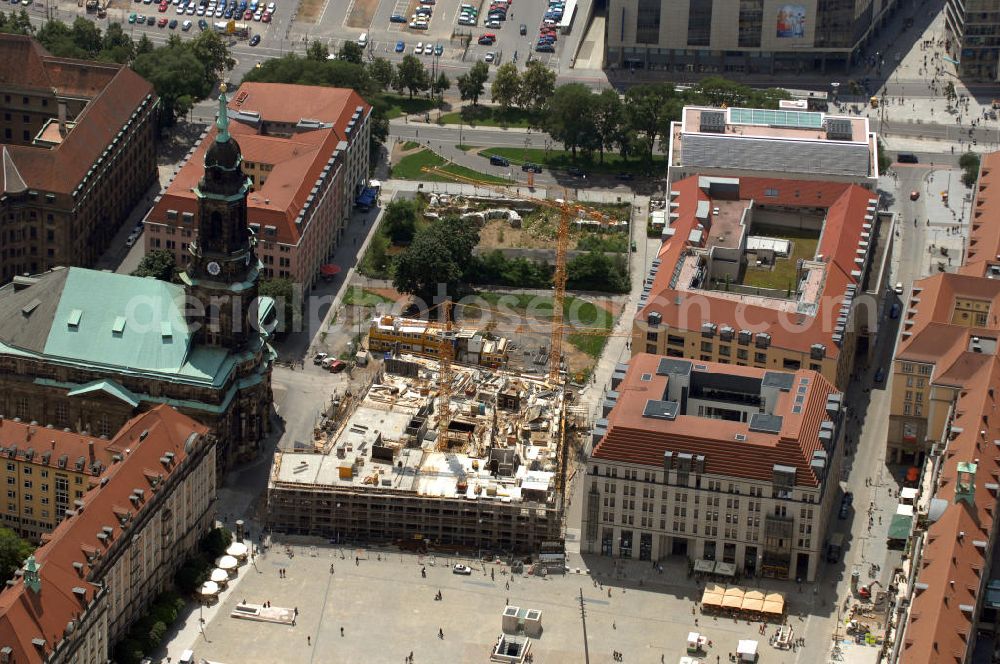 Aerial image Dresden - Blick auf die Dresdener Kreuzkirche. Die Kreuzkirche am Altmarkt in Dresden ist als evangelische Hauptkirche der Stadt neben dem Dom in Meißen gleichzeitig die Predigtkirche des Landesbischofs der Evangelisch-Lutherischen Landeskirche Sachsens. Mit mehr als 3000 Sitzplätzen ist die Kreuzkirche der größte Kirchenbau in Sachsen. Gegenüber der Kreuzkirche ist die Baustelle des neuen Hotels Am Altmarkt, das im Juni 2010 fertiggestellt werden soll. Damit wird eine Bombenlücke aus dem 2. Weltkrieg geschlossen. Die Freifläche vor der Kreuzkirche wurde von der Berliner Unternehmensgruppe Prajs & Drimmer erworben, deren Tochterfirma, die Dresdner Gewerbehaus GmbH, das Hotel errichten lässt. Verantwortlich für den Bau ist die Firma Heitkamp Ingenieur- und Kraftwerksbau GmbH. Kontakt Prajs und Drimmer Unternehmensbeteiligungs GmbH: Rankestr. 3, 10789 Berlin, Tel. +49(0)8859450; Kontakt Dresdner Gewerbehaus GmbH, Friedrichstr. 30, 10969 Berlin; Kontakt Heitkamp Ingenieur- und Kraftwerksbau GmbH: Langenkampstr. 36, 44652 Herne, Tel. +49(0)2325 5700, Fax +49 (0)2325 572874