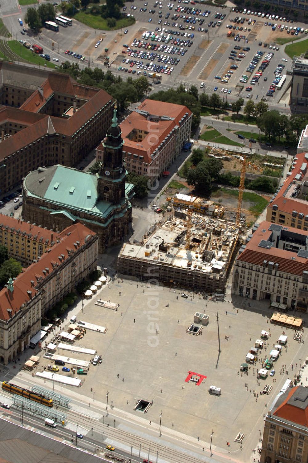 Aerial photograph Dresden - Blick auf die Dresdener Kreuzkirche. Die Kreuzkirche am Altmarkt in Dresden ist als evangelische Hauptkirche der Stadt neben dem Dom in Meißen gleichzeitig die Predigtkirche des Landesbischofs der Evangelisch-Lutherischen Landeskirche Sachsens. Mit mehr als 3000 Sitzplätzen ist die Kreuzkirche der größte Kirchenbau in Sachsen. Gegenüber der Kreuzkirche ist die Baustelle des neuen Hotels Am Altmarkt, das im Juni 2010 fertiggestellt werden soll. Damit wird eine Bombenlücke aus dem 2. Weltkrieg geschlossen. Die Freifläche vor der Kreuzkirche wurde von der Berliner Unternehmensgruppe Prajs & Drimmer erworben, deren Tochterfirma, die Dresdner Gewerbehaus GmbH, das Hotel errichten lässt. Verantwortlich für den Bau ist die Firma Heitkamp Ingenieur- und Kraftwerksbau GmbH. Kontakt Prajs und Drimmer Unternehmensbeteiligungs GmbH: Rankestr. 3, 10789 Berlin, Tel. +49(0)8859450; Kontakt Dresdner Gewerbehaus GmbH, Friedrichstr. 30, 10969 Berlin; Kontakt Heitkamp Ingenieur- und Kraftwerksbau GmbH: Langenkampstr. 36, 44652 Herne, Tel. +49(0)2325 5700, Fax +49 (0)2325 572874