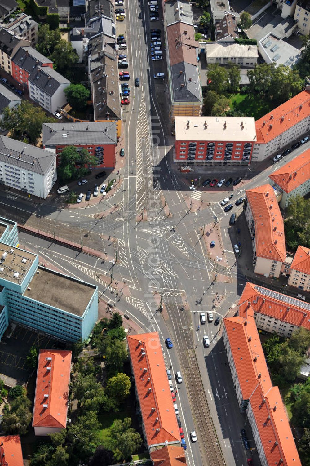 Frankfurt am Main OT Bockenheim from the bird's eye view: Kreuzung an der Adalberststraße Ecke Schloßstraße im Stadtteil Bockenheim in Frankfurt am Main in Hessen. Junction at the street Adalbertstrasse and Schlossstrasse in the district Bockenheim in Frankfurt at the Mian in Hesse.