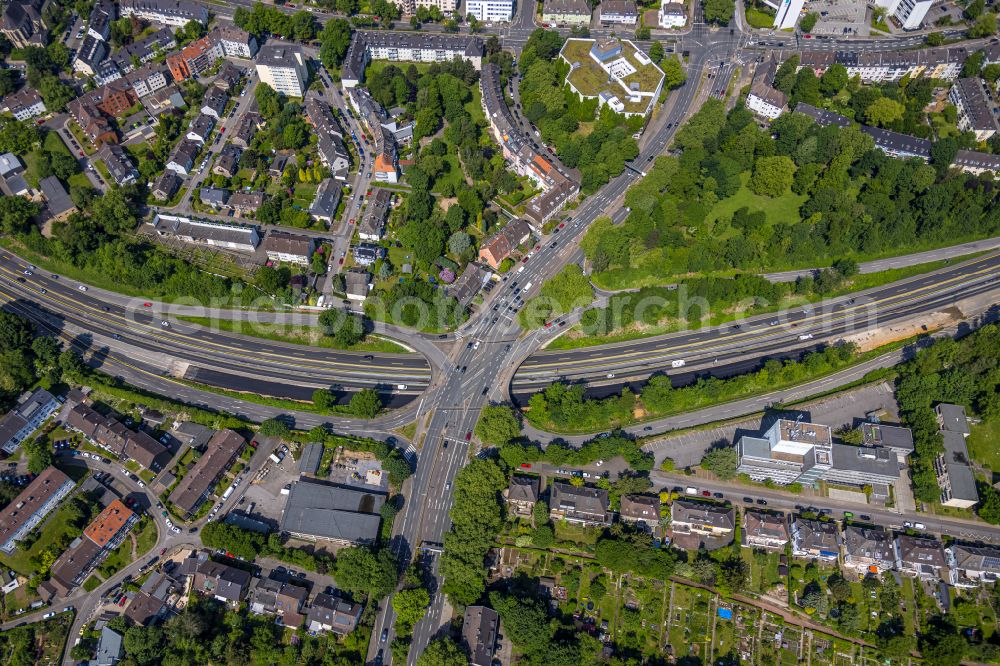 Aerial image Essen - Road over the crossroads Autobahn A 52 - Ruhrallee in the district Bergerhausen in Essen at Ruhrgebiet in the state North Rhine-Westphalia, Germany