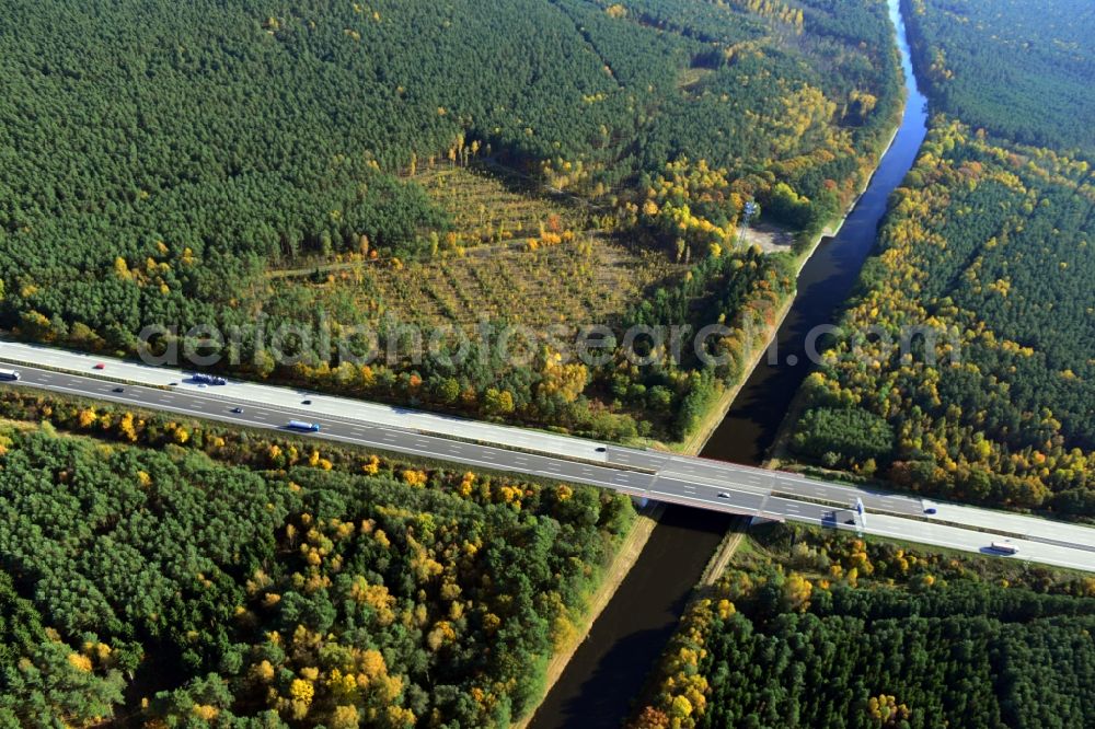 Hartmannsdorf from the bird's eye view: Intersection at the highway bridge the motorway A10 - E55 of the Berlin ring over the Spree course near Hartmanndorf in Brandenburg