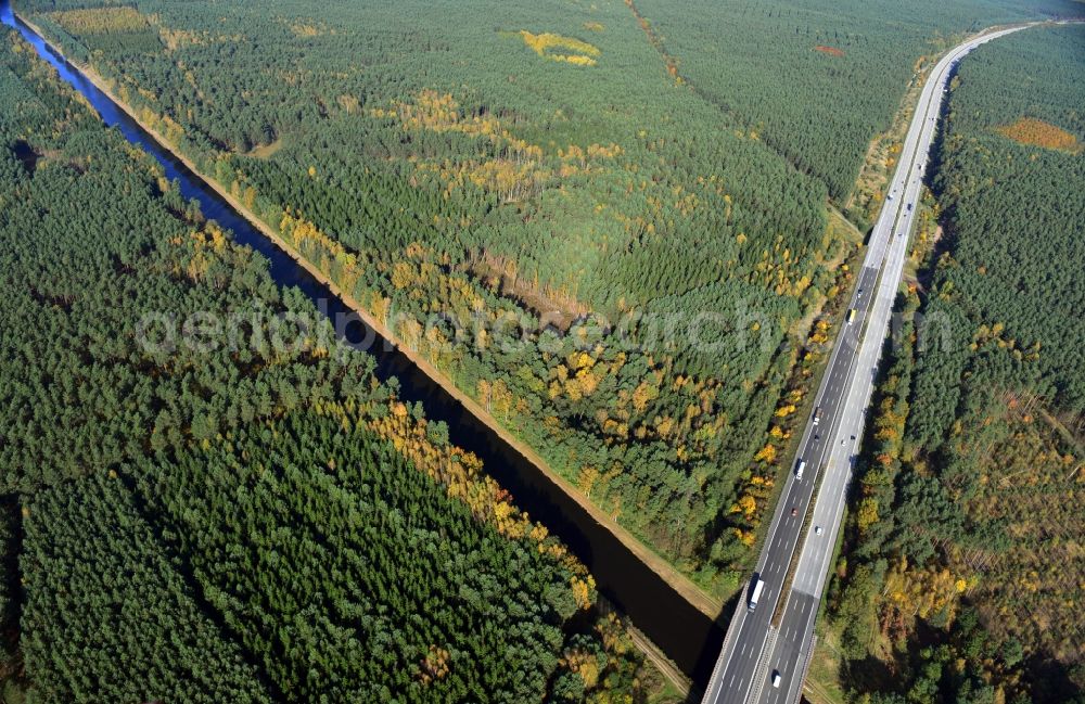 Aerial photograph Hartmannsdorf - Intersection at the highway bridge the motorway A10 - E55 of the Berlin ring over the Spree course near Hartmanndorf in Brandenburg