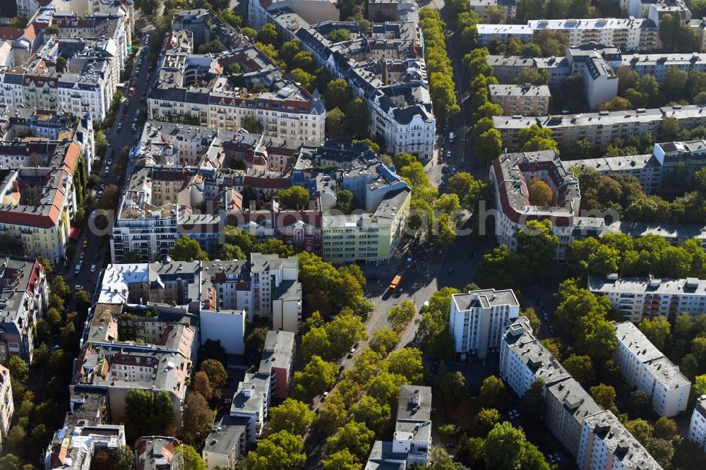 Aerial image Berlin - Road over the crossroads Bamberger Strasse - Hohenstaufenstrasse in the district Wilmersdorf in Berlin, Germany