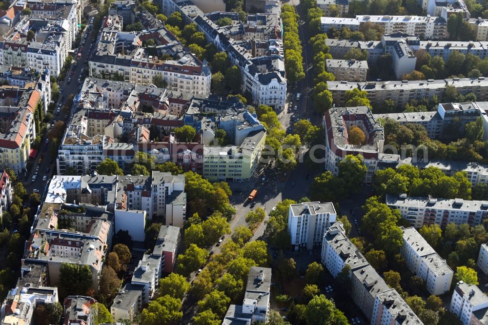 Aerial photograph Berlin - Road over the crossroads Bamberger Strasse - Hohenstaufenstrasse in the district Wilmersdorf in Berlin, Germany