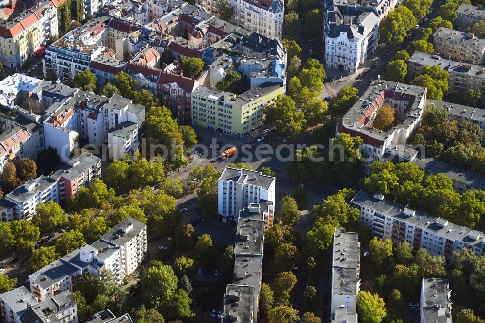 Berlin from the bird's eye view: Road over the crossroads Bamberger Strasse - Hohenstaufenstrasse in the district Wilmersdorf in Berlin, Germany