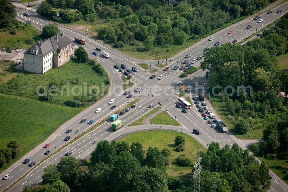 Aerial photograph Bottrop - View of the crossroads of the federal highway 224 and the road 633 in Bottrop in the state North Rhine-Westphalia